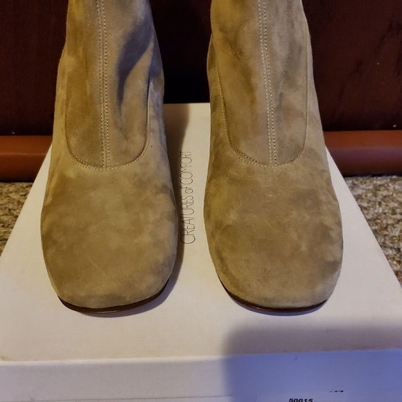 NIB CREATURES OF COMFORT Dalia Square Toe Suede Mid-Heel Beige Booties sz 39.5 - Picture 10 of 13